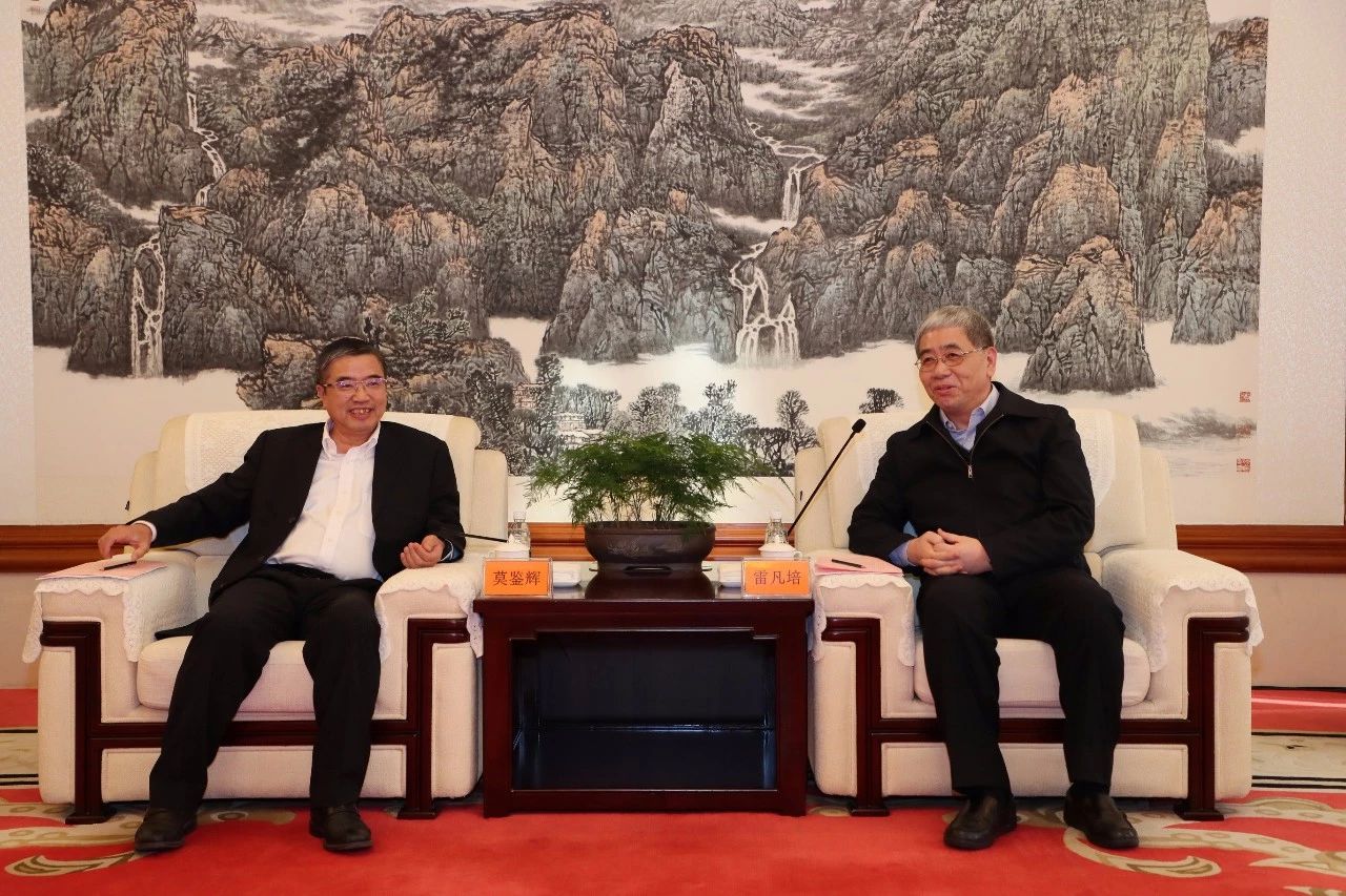 雷凡培會見中國船級社黨委副書記、總裁莫鑒輝一行
