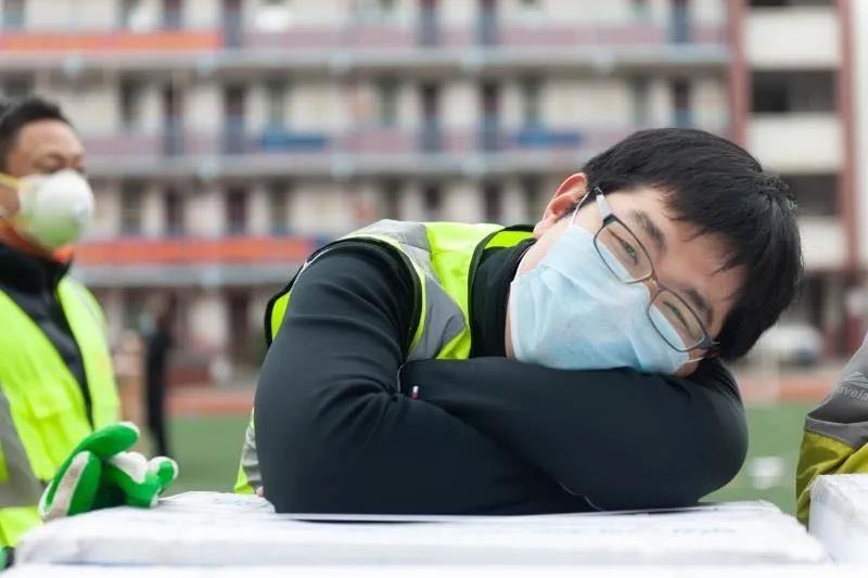 志愿者賈威：“累了，趴下歇會兒”